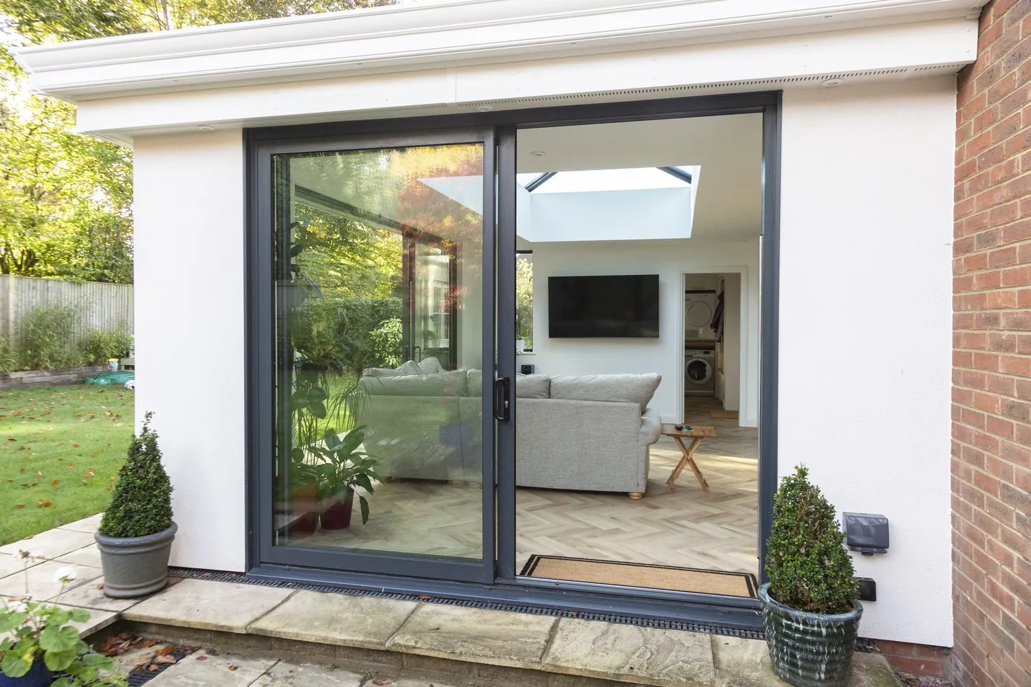 Single-storey extension with sliding doors