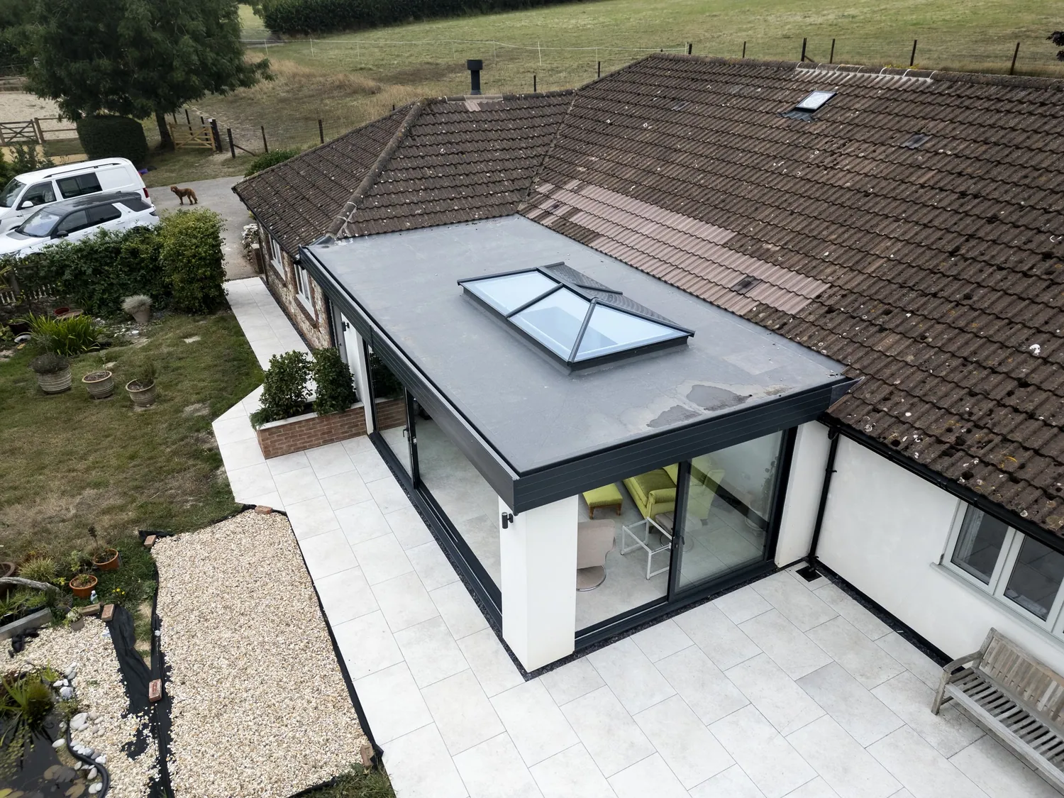 Flat-roof extension above wide sliding doors